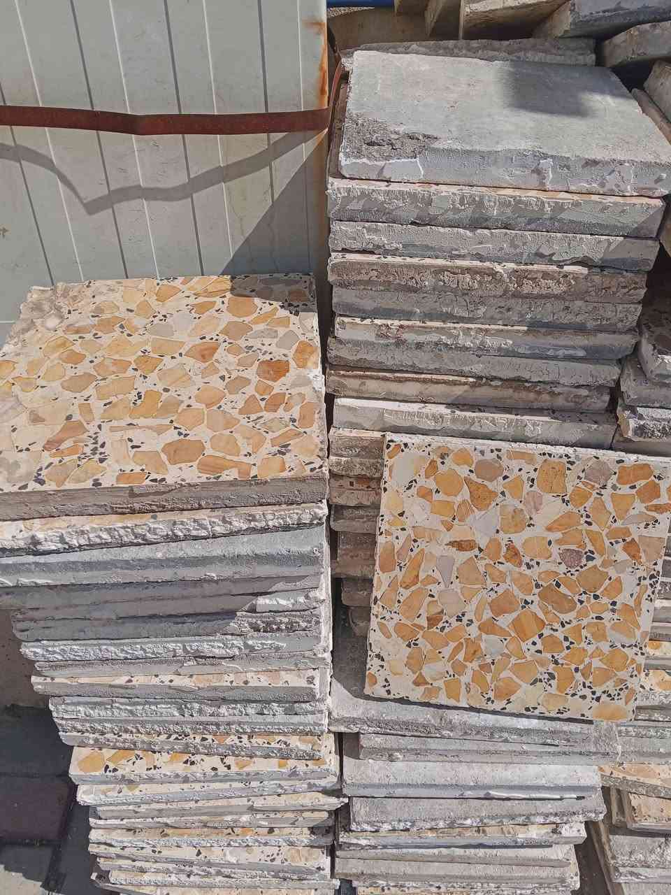 السلام عليكم . يوجد كاشي للبيع
 قياس 30 سانتيم . 
العدد 400 كاشية . 
سعر الكاشية 500 دينار . 
عنواني الكوت_الكريمية_شارع مستوصف الحوراء.  
رقمي ***********
