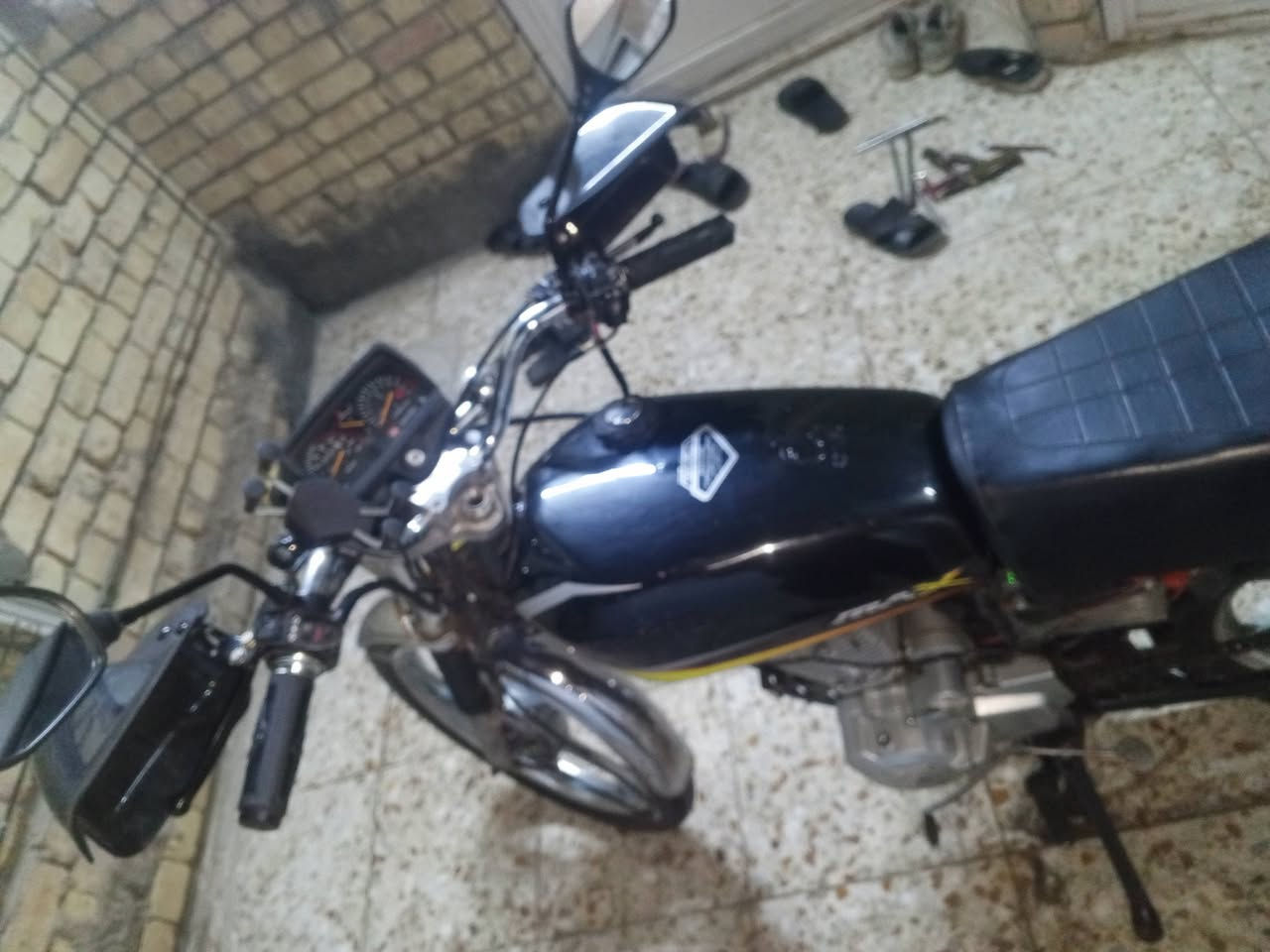 دراجة سونك 5كير سلف وهندر كفالة المكينة والكير دراجة خير من الله كلشي شغال بيها واوراق بيها وكمركها مدفوع تترقم مابيها لا نضوح ولا تبخير  وصالنصا كاتم وميكنة صوتها ناعم ودراجة مداريها دهن كلسبوع ابدله كلشي كامل بيها ستاند موبايل ومرايات ودشبول وصندوق دلفري بوجهك تطلع بيها للشغل اكفلها الك من كلشي وسعر 450 وبيها مجال 
رقمي ***********
