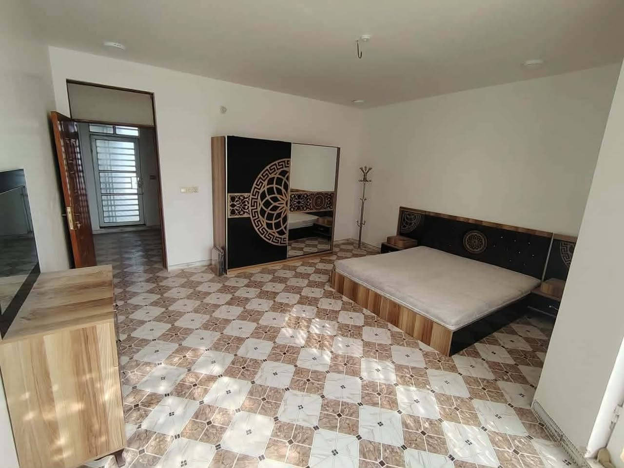🏡 بيت للبيع شارع 80 جهة كربلاء، فرع لحوم سفينة النجاة.
📐 المساحة: حوالي 100 متر مربع.

📄 نوع العقار: طابو زراعي، سند 25.

🏠 المواصفات:

- طابق ونصف كامل.
- بناء جديد ولم يُسكن.
- غرفتان في الطابق الأرضي وغرفتان في الطابق العلوي.
- صالة وهول.
- مطبخ.
- مجمعان صحيان (حمام ومرافق صحية) في الطابق الأرضي والعلوي.
- لا يوجد أي نقص أو أعمال إكمال مطلوبة.

💰 السعر: 95 مليون دينار عراقي، ويوجد مجال للتفاوض

📞 للاستفسار والاتصال:
***********
