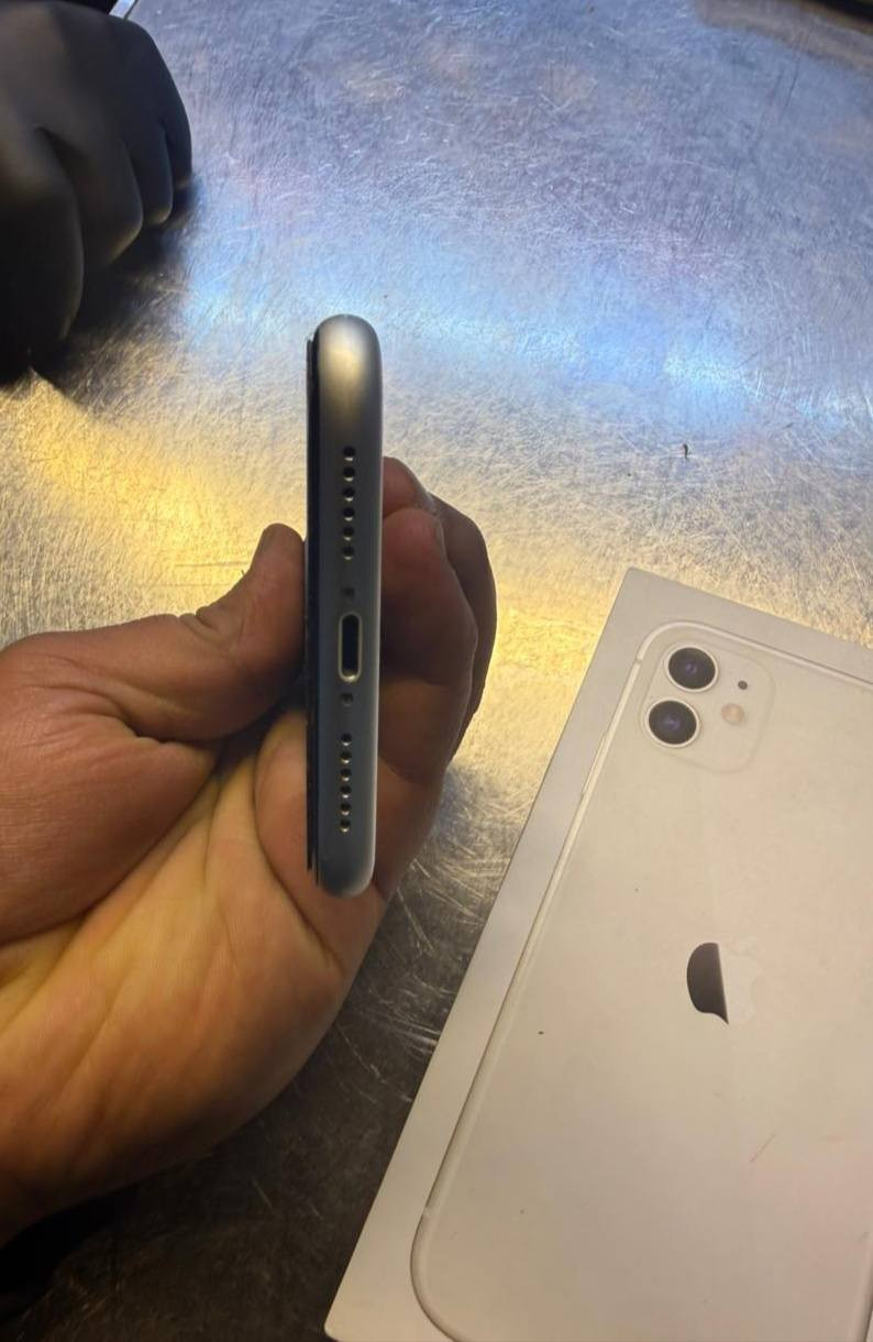 السلام عليكم. ايفون ١١
نضافه ١٠٠% 
ما مفتوح ولا برغي  وتر بور 
ذاكره ١٢٨
بطاريه ٧٣ 
السعر ٣٠٠ وبي مجال  
مكاني بغداد  اتصال ***********
