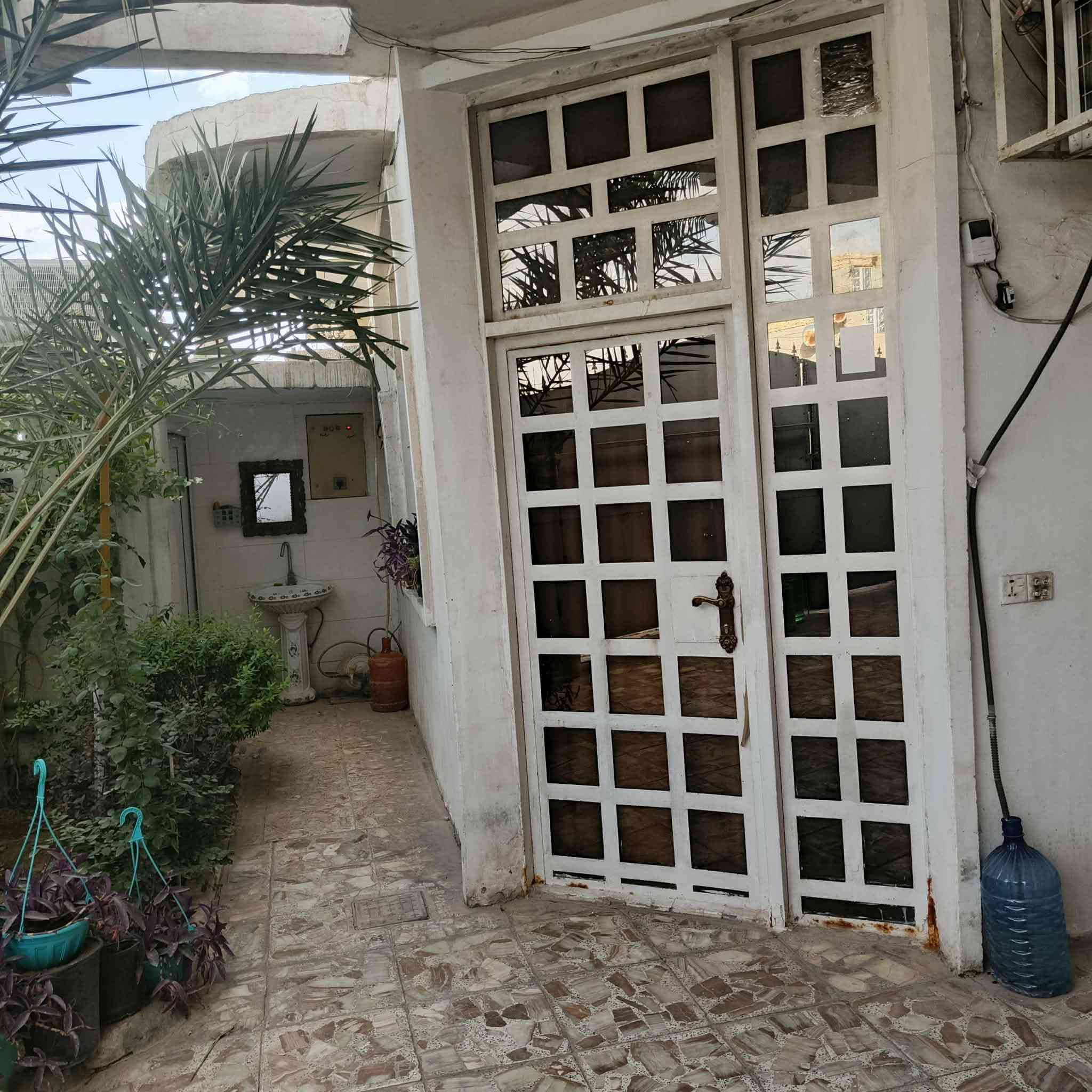 السلام عليكم دار للبيع مساحة ٢٠٠متر بناء جديد كامل غرفيتن نوم جوه وغرفه فوك واستقبال ٥ في ٨ومطبح كبير وصاله على عرض البيت بيت جديد مكانه حي البساتين على قناة مقابيل الجسر خدمات تبليط وماء ومجاري والبيت عالي عن الشارع سعره ١٤٥ للعلم البيت سند اصفر ومشمول بل تطويب ((التمليك))  الاتصال على الرقم ***********
