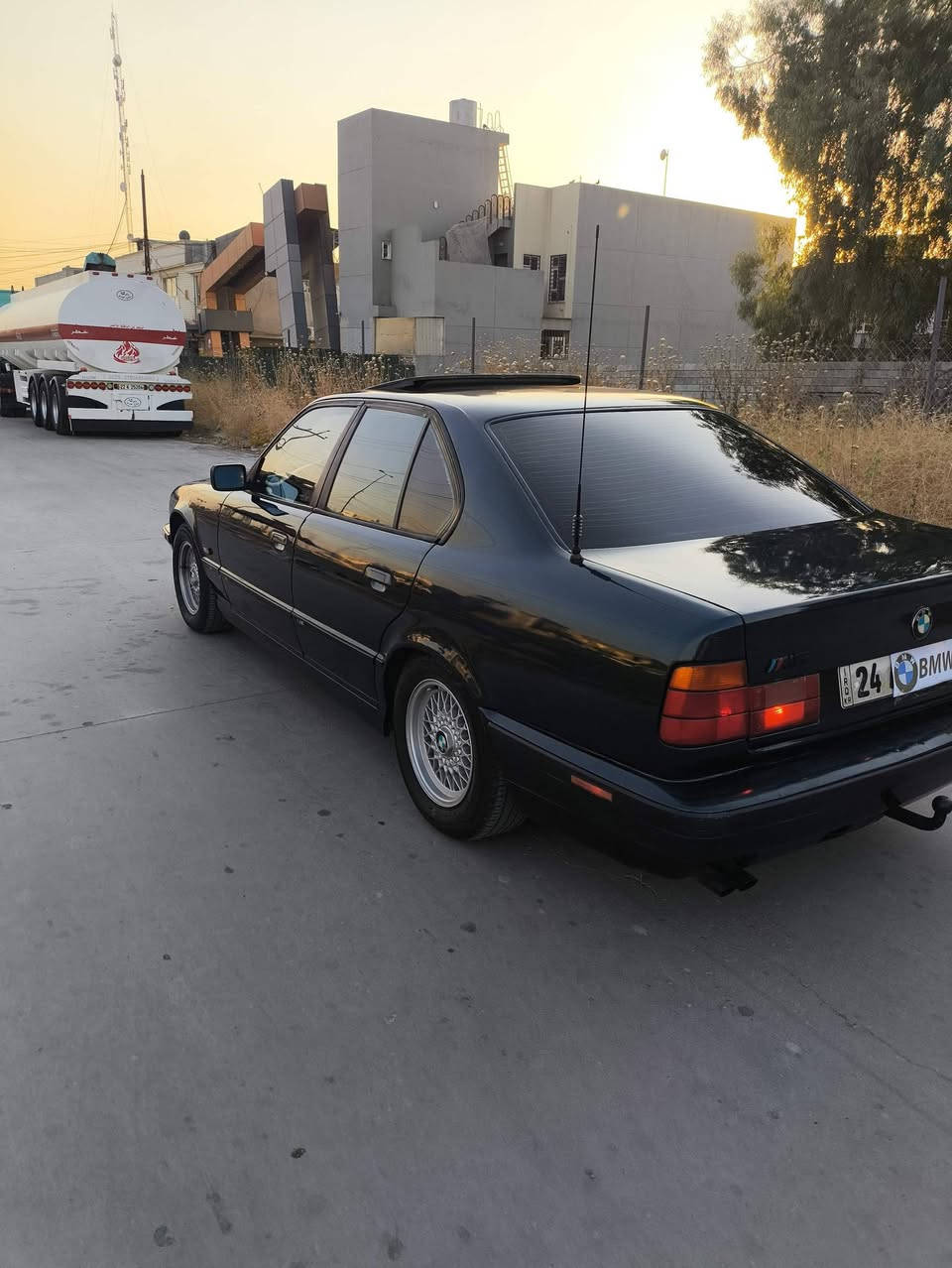 بي ام 525i اصل سنويه وبليته
موديل1991
مكينه كبس
كير توماتيك دبل اوفر
هزة وسنويه ورقم جدد تحويل ثاني يوم
بجم عريض
تبريد ثلج ويه الاسويج شرط
طخم ورة وكدام جديد 
داخل  مخمل صاج دبل ايرباك دبل جكمجه
طخم ويل كب خليه اصلي وتايرات جدد قبل سبوع شادهم
سلايت طكتين
جامات كهرب
كهربائيات وارمنية كلها بلادي 
سستم سماعات ومسجل جدد
CD جنجر
شراي اتصل ***********
***********
