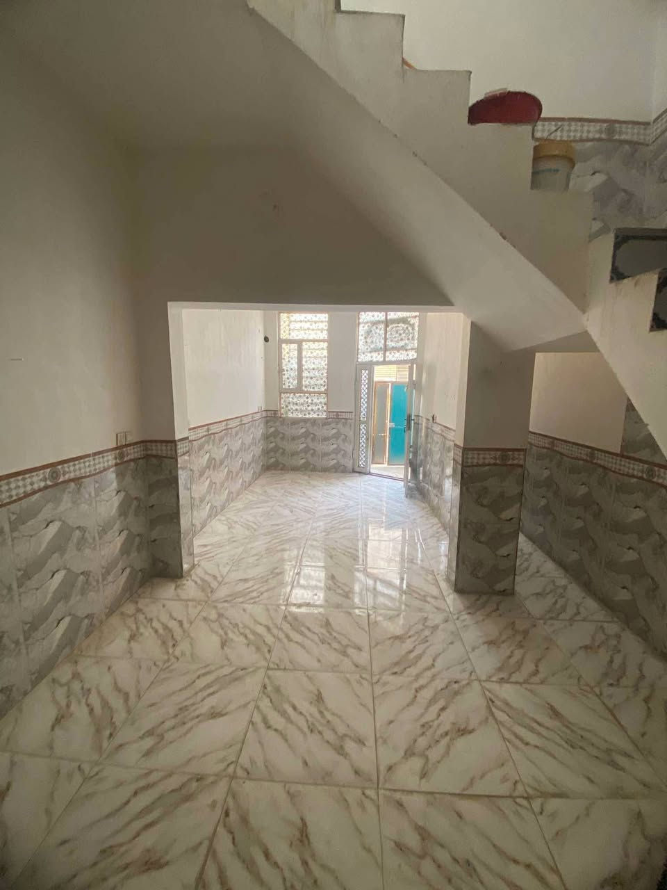 بيت للايجار خلف مرقد الحر 50 متر طابقين الطابق الاول استقبال مفتوحه على صاله ومطبخ وحمام الطابق الثاني غرفتين وحده جبيره وحده صغيره ايجار 250 للاستفسار ***********
