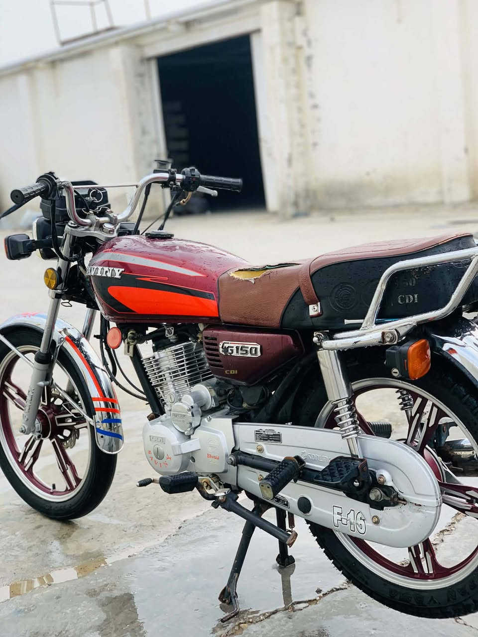 الاسلام عليكم دراجة سافان موديل 2021   كفالة عامة   شرط نضافة فول  اوراق كاملة. دراجة برغي ماملعوب بيها  السعر 540. مجال كلش بصيط. مكاني صويرة. ***********
