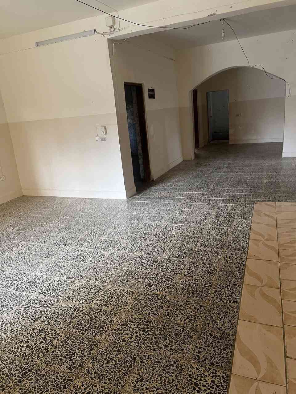 دا للايجار في القادسيه شارع ابو عقرب
يتكون من اربع غرف نوم وهول وغرفة خطار ومطبخ كبير وكراج كبير
سعر الايجار 300 الف
الاتصال ***********
