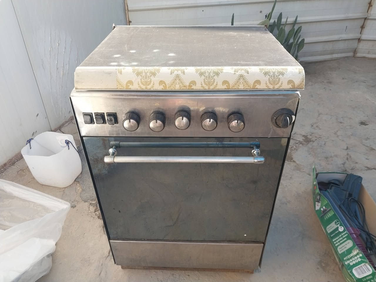 السلام عليكم..
للبيع مستعمل 
تلفزيون بلازما LG شاشة بيها خط بالوسط شغال ونقص ريمونت
طباخ اربع عيون شغال كلهن يشتغلن
مكناسة كهربائية فحم ما اعرف شبيه مع جميع ملحقاتها
مبردة صغيرة مروح شغاله كلشي ما بيها 
كلهن ب 100 الف 
تواصل وياي وتدلل بطويريج
***********
