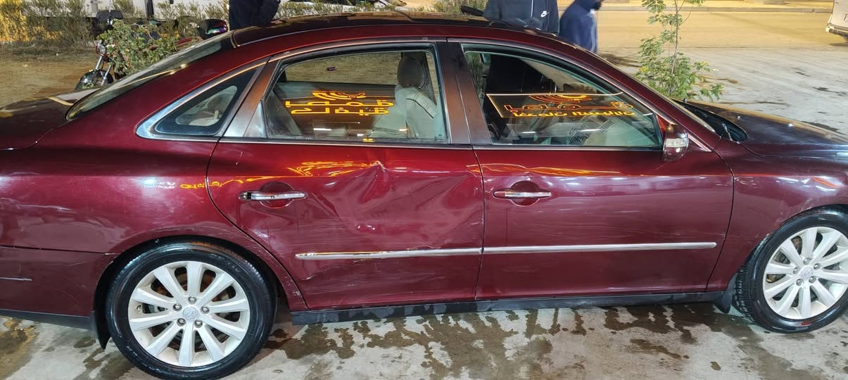 السلام عليكم
سيارة هيونداي ازيرأ 2009  رقم بغداد هزه باسمي 
السعر 78
حديده 90
تبريد فول جديد 2قطعة 
السيارة يراد ترتيب  شويه 
***********  سيارة فلوجة
