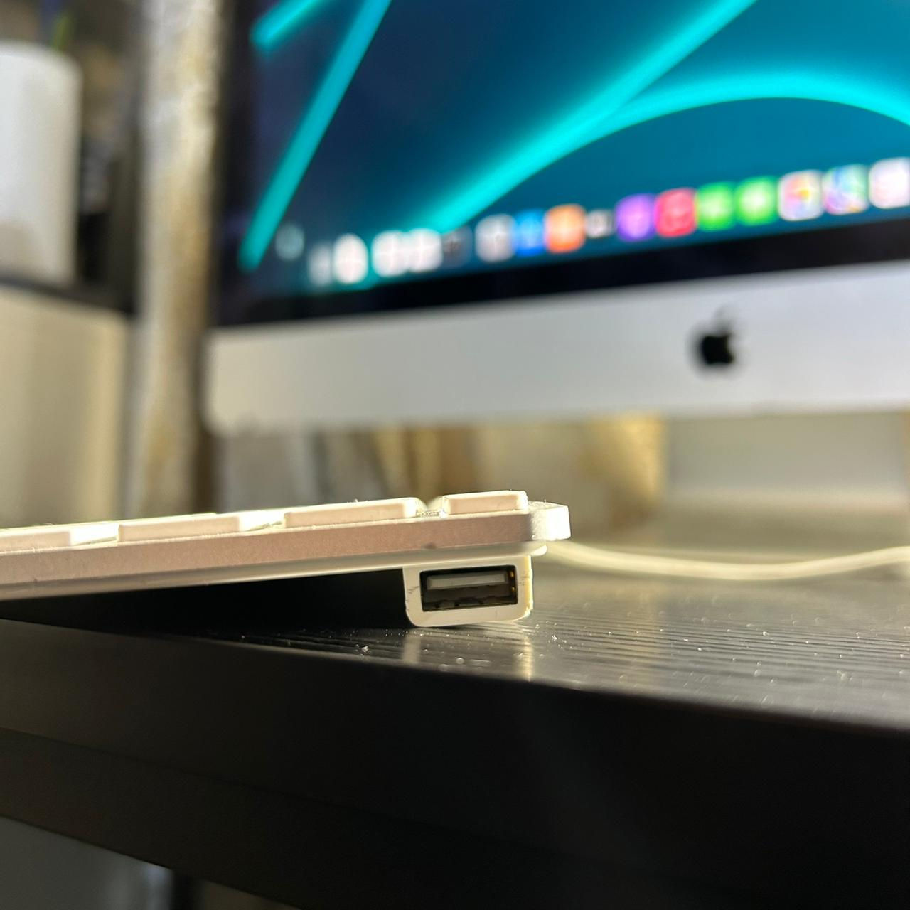 ‏شاشة مستعملة iMac Late 2015 حجم 27 إنج / دقة 5K

كور i7 بسرعة عالية جداً 4 كيكا هيرتز 

رام 16 كيكا

هارد أول 128 كيكا نوع SSD + هارد ثاني 2 تيرا نوع HDD

(مجموع التخزين حجم عملاق = 2.128 كيكا)

كارت شاشة خارجي AMD Radeon R9 M395X حجم 4 كيكا نوع GDDR5

حجم الشاشة 27 انج / دقة عالية جداً 5K 

صوت نقي و محيطي مميز جداً

منفذ USB

وتحتوي على منفذي USB 2.0 مدمجين (واحد على كل جانب) لسهولة توصيل أجهزة طرفية أخرى مثل الماوس

#السعر 650 ألف مع (ملحقات و هدايا):

كيبورد أبل الأصلي 

ماوس 

ماوس باد 

سماعات اذن 

ستاند هاتف

مكاني بغداد شارع فلسطين (توصيل مجاني بكل العراق)

واتساب ***********
