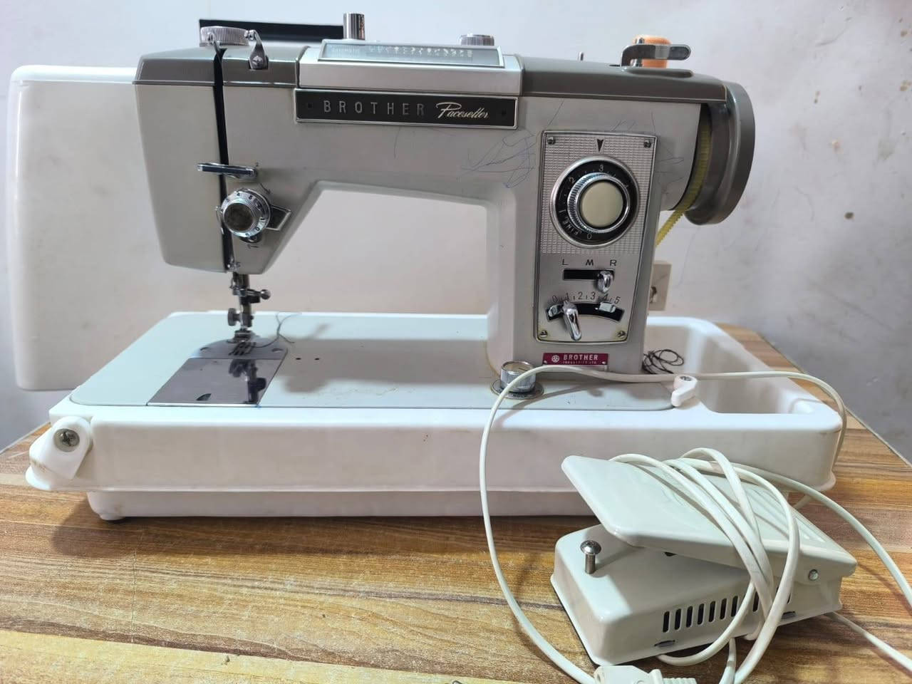 سلام عليكم عندي مكينه خياطه يابانيه طرز 25نوع وشتريتها قبل شهر بس ماعرفت اخيط بيها مامستعمله غير كم يوم شرط بالكارتونه اشتريتها ب300 الي يحب يتفصل خاص


**إذا كنت صاحب هذا الإعلان وتريد حذفه لأي سبب، رجاءا أرسل رسالة إلى الدعم الفني**