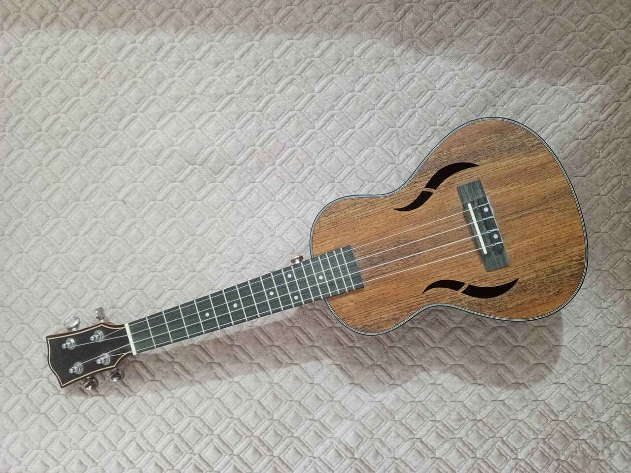 قيتار يوكليلي حجم صغير صوته حلو
يجي بدون ملحقات، سعرة 90 وبي مجال
مكاني الناصرية واكو توصيل محافظات 
للأستفسار خاص وتدللون❣️.


**إذا كنت صاحب هذا الإعلان وتريد حذفه لأي سبب، رجاءا أرسل رسالة إلى الدعم الفني**