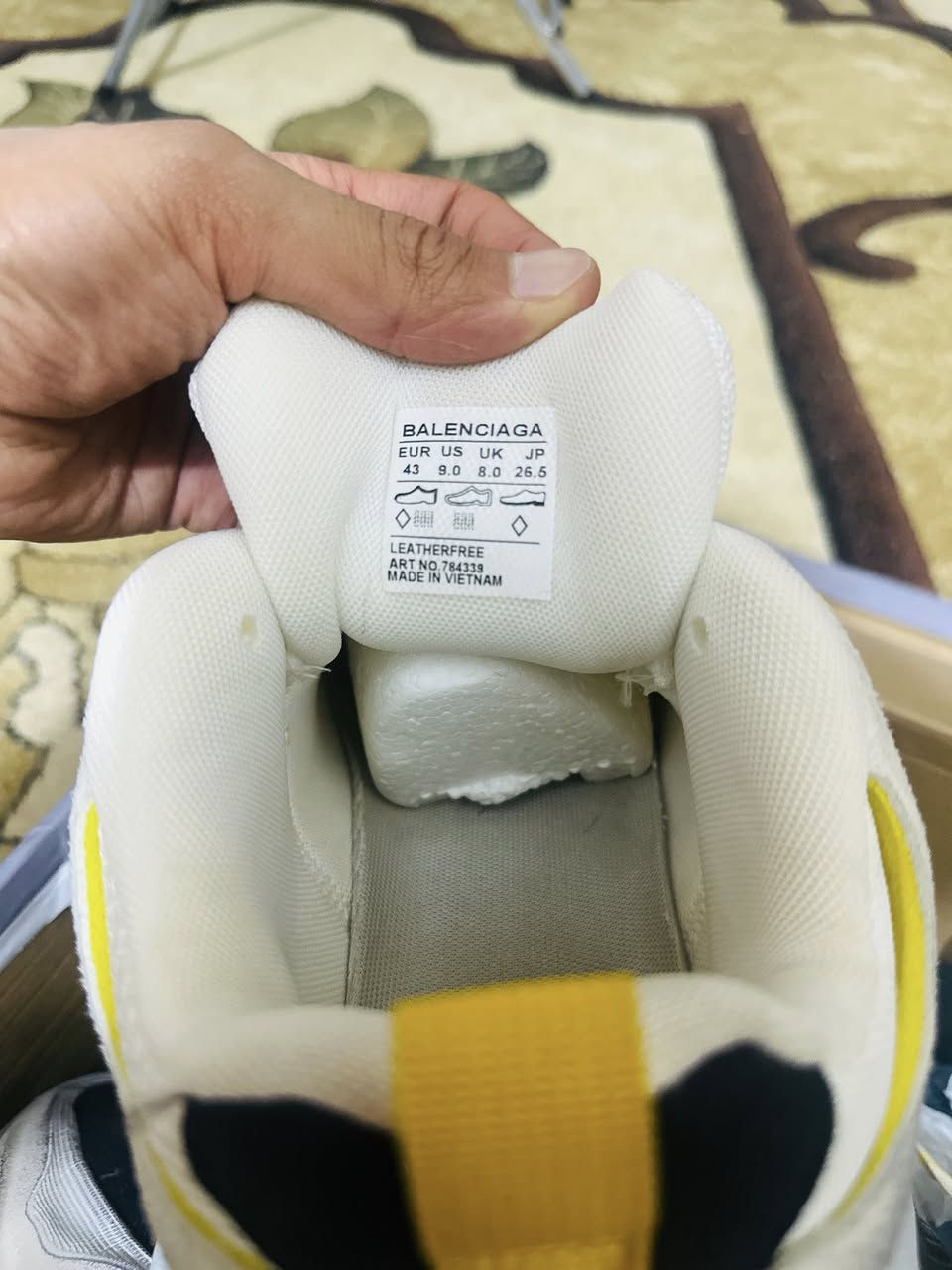 حذاء بلنسياكا ملبوسه مره وحده بس نضافه ١٠٠ صنع فيتنامي قياس 43 سعرها 25 شامل توصيل .


**إذا كنت صاحب هذا الإعلان وتريد حذفه لأي سبب، رجاءا أرسل رسالة إلى الدعم الفني**