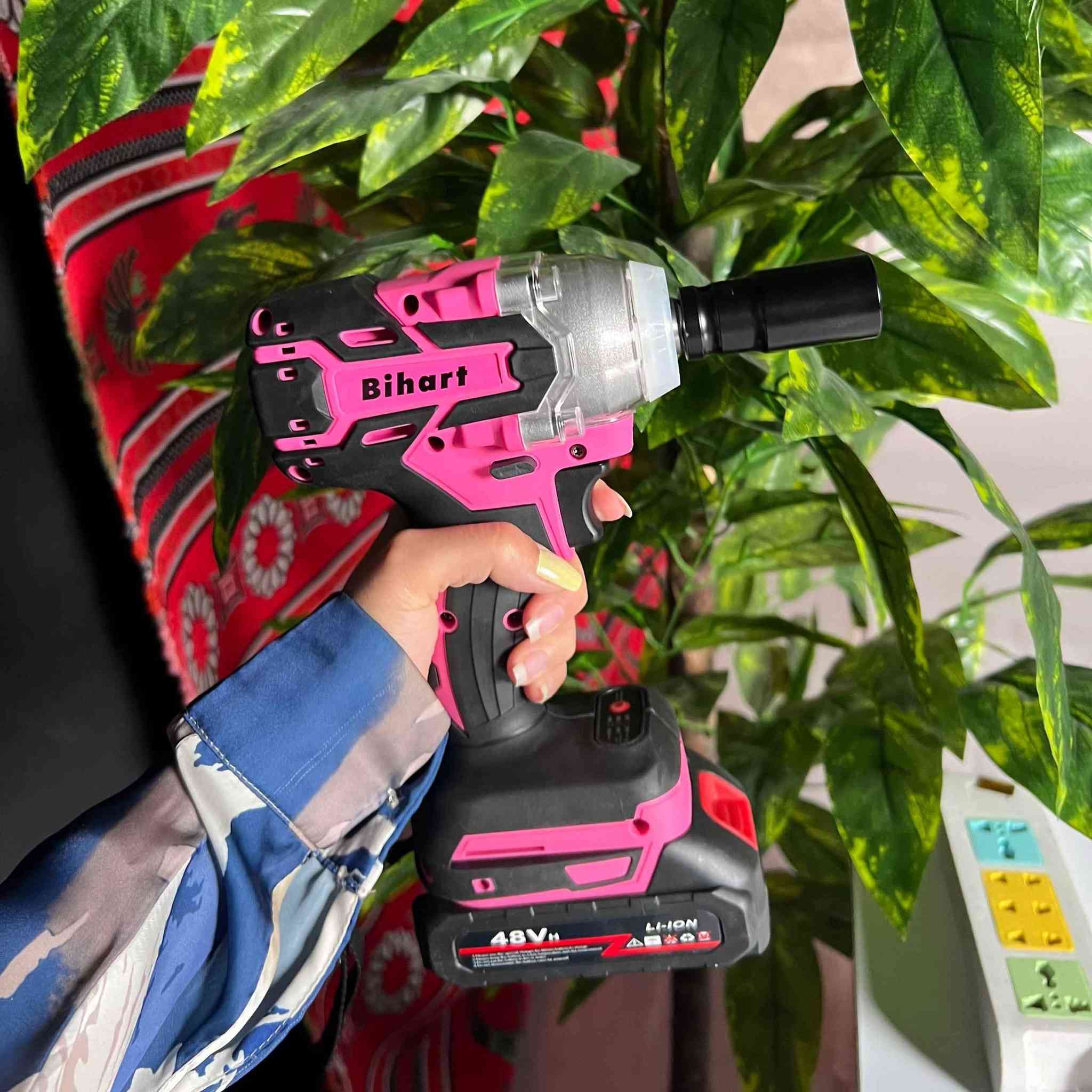 مفتاح صدمات لاسلكي Bihart 48V مع بطارية ليثيوم وشاحن + رأس سوكيت

• أداة عملية وقوية بتصميم لاسلكي مريح، مناسبة للاستخدام السريع والمرن في الفك والربط.

• تصميم لاسلكي يمنحك حرية حركة بدون إزعاج الأسلاك أثناء العمل.

• مزود ببطارية ليثيوم قابلة للفك والتركيب لسهولة الاستخدام والشحن.

• يحتوي على زر تشغيل/تبديل وظائف مع مؤشر ضوئي ظاهر على قاعدة الجهاز.

• يأتي مع رأس سوكيت مرفق جاهز للاستخدام مباشرة.

• تصميم مقبض مريح مع حزام يد لثبات أفضل أثناء الاستعمال.

• الماركة: Bihart
• النوع: مفتاح صدمات لاسلكي / مفتاح ربط كهربائي
• نوع البطارية: Lithium-Ion
• الجهد: 48V
• يحتوي على: زر تشغيل/تبديل وظائف + مؤشرات ضوئية

محتويات العلبة:
• مفتاح صدمات لاسلكي Bihart
• بطارية ليثيوم 48V
• شاحن كهربائي
• رأس سوكيت واحد
للطلب ولاستفسار ارسل رساله على رقم الواتساب 
*********** بغداد, العراق
