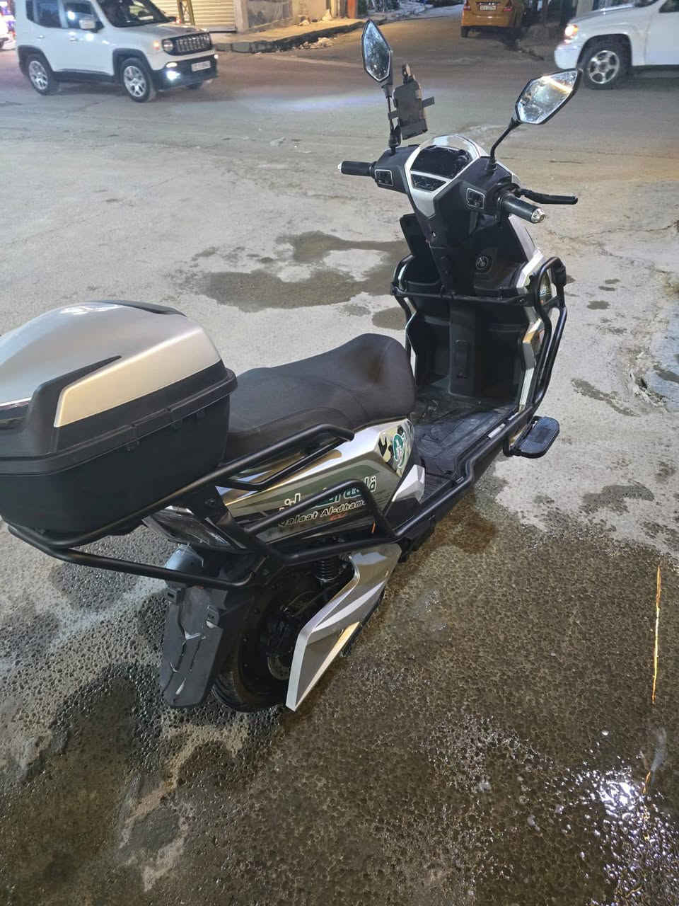 السلام عليكم عندي هاي الدراجه قبل 3 اسابيع اشتريته وهسه اريد ابيعه كامله مكمله اي نقص مابيه هاي  2025ب800 وبيه مجال للطيبين مكاني الطوبجي قرب سمير ابو الفلافل الرقم ***********
