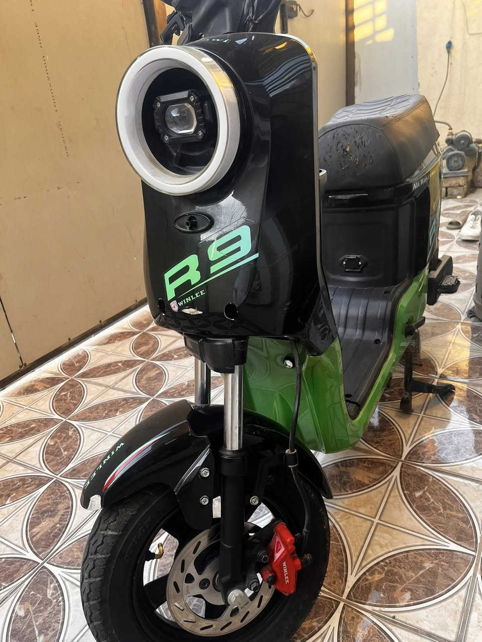 السلام عليكم

للبيع دراجة R9

الدراجة مستعملة وحالتها جيدة، لكن متروكة فترة بدون استخدام.
حالياً ساكتة وما تاخذ شحن، وما أعرف السبب بالضبط، ممكن بسبب تركها فترة.

قبل فترة سويت لها إدامة كاملة وتشمل:
 • تبديل بطاريات
 • جاملغات خلفية
 • تخم تايرات
 • شاحنة أصلية
 • مرايات

البطاريات تقريباً نص عمر وباقي الأمور حالتها زينة.
الدراجة حالياً تحتاج تصليح بسيط أو فحص.

للبيع  بسعر مناسب واللي عنده خبرة بالدراجات ممكن يستفاد منها.

السعر  المعروض (280 الف )والسعر قابل للتفاوض بالسعر اليناسبك .

للتواصل:
واتساب أو ماسنجر
***********
