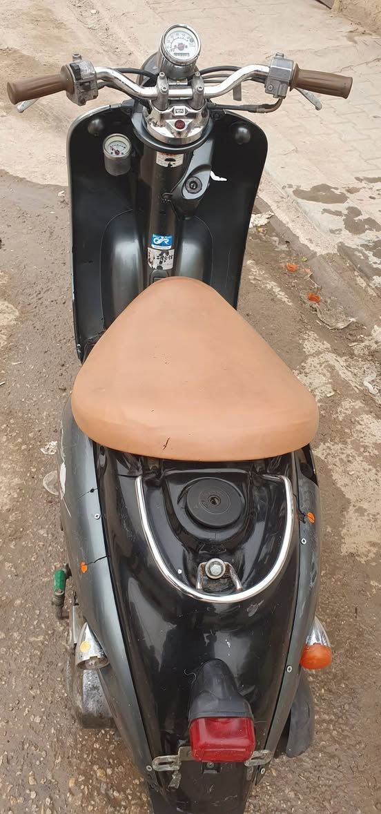 عبد لحليم كلاسك بلاديه ما مفتوحه كهربايات شغاله عوزه بس باتري ربع هندر تشتغل شوته جديده ب٢٠٠ وبيه مجال رقمي *********** مكان نجف
