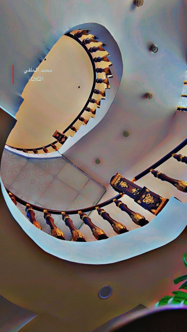 � بيت راقي للبيع – البصرة منطقة الجزيرة / البصرة شط العرب / حي راية 🏡

للبيع بيت حديث ومرتب من الأساس، بموقع مميز قريب من حسينية حجي شنان، ويم مدرسة صقر، سنتر صقر والمستوصف.

📏 المساحة: 600 متر
🏠 مساحة البناء: أكثر من 200 متر
🏗️ البناء جديد وحديث – من أساس طابو وبلوك وفربستون

✨ الطابق الأول:

 • مطبخ تركي راقي جداً
 • صالة فخمة
 • غرفتين نوم
 • ديوانية
 • حمامين (شرقي وغربي)

✨ الطابق الثاني:

 • 4 غرف نوم (إحداها بحمّام خاص)
 • صالة واسعة
 • حمام شرقي وغربي

🌿 الخارج:

 • كراج سيارات وحديقة مرتبة بصفحتين
 • نافورات وزرع طبيعي
 • كاميرات مراقبة تغطي كل البيت

🛋️ ملاحظة:
البيت ممكن يُباع ويّ الغراض أو بدونهم حسب رغبة المشتري (الأثاث والمطبخ والتفاصيل كلها جديدة ومرتبة).

🏡 البيت جاهز للسكن – بناء عصري وموقع  عن فرعين راقٍ جداً
📞 للاستفسار أو المعاينة يرجى الاتصال على: (‭0771 808 7476‬)
