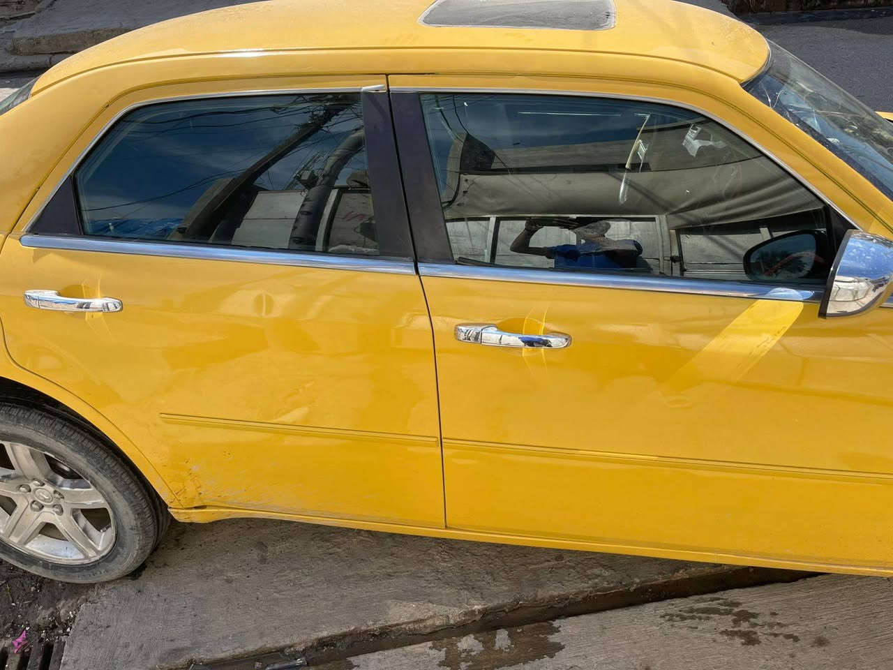 سلام عليكم للبيع او مراوس 
أوباما كرايسلر 300c أدوات أدوات لون اصفر 
محرك 5700 هيمي 8 سلندر
كير ومحـرك مكفولات 
تبـريد ثلـج 
صـدر الامـامي تعبان 
الكيـر بيه خربطه مرات يبدل ومرات ميبدل وديتها فحص طلع الخلل بل ضفيره والسبب لأن غسلت المحرك بل مي وصار هيج بل ضفيره..... بس اني اتعهد بل كير مابيه اي شي 
رقمي ***********
