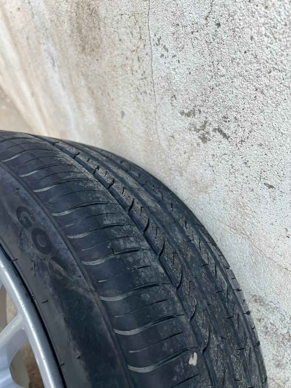 سەرەتا بە ناوی خوای گەورە
تایە و ویلی (mercedes) بۆ فرۆشتن قیاسی (١٧)
خواری و لەحیم و تەقیوی هیچ پێوە نیە 
تایەکانیش تازەن
سعر:400$دۆلار
0770 942 0123
