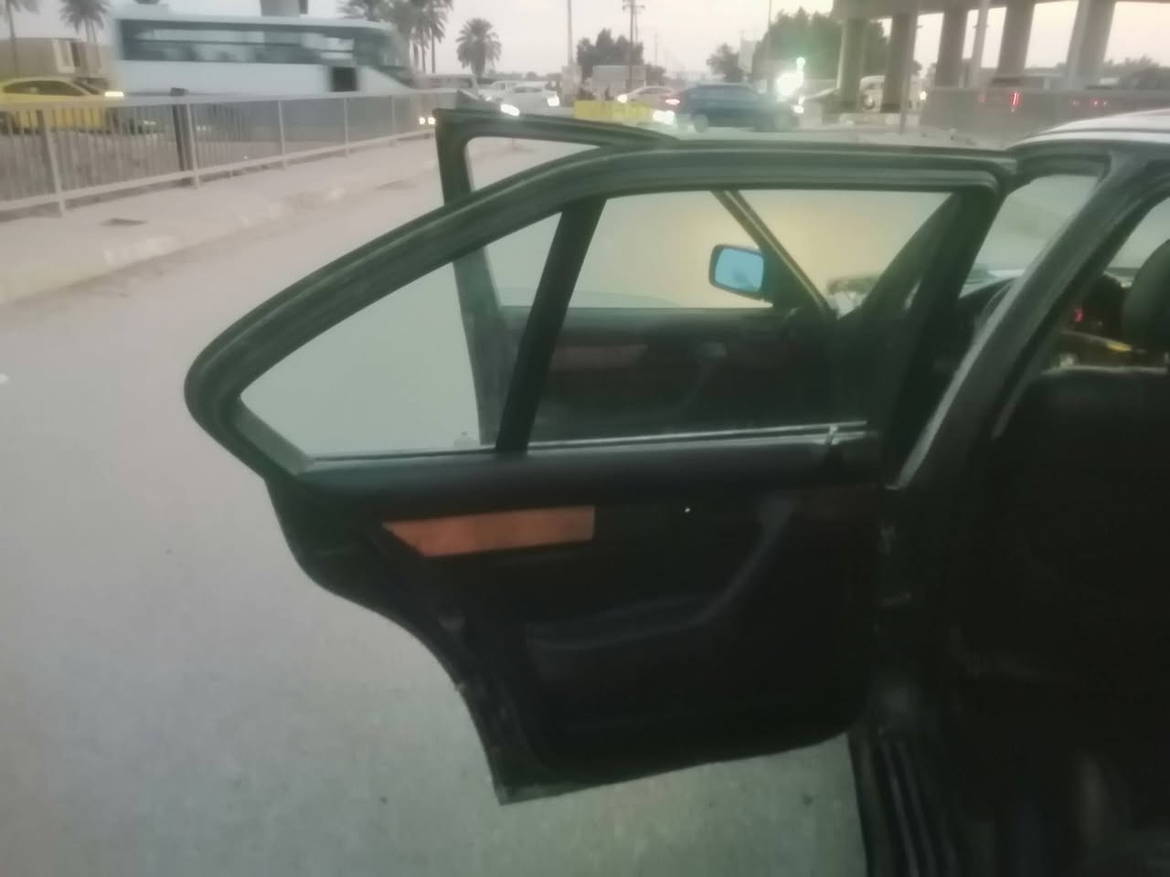 سلام عليكم .للبيع BMW.
موديل1990 .
حجم 525 اصل بجم عريض 
. مسكر فانوس
. مصبوغه جماليه .مواصفاتها معروفه   
حداديه امامي جديد 
 كهرباىيات كله بشرط 
جام 4 كهربائي 
ليت عالي زنون
تايرات جدد ويل كرن الغزال 
رقم السياره بغداد  تحويل
السعر/68 ورقه  والسوك بي كلشي 
مكان السياره/بابل الاسكندرية 
الرقم /***********‪
