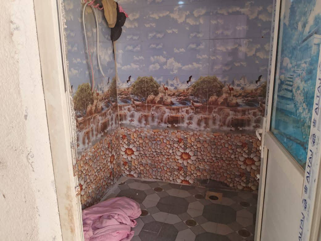 سلام عليكم بيت حواسم العنوان حي الاصدقاء قرب سادت الموزان بي غرفه ٥في ٥ وغرفه ثانيه طول ٧ والعراض ٣ونص وبي هول ٧في ٤ وبي دوانيه ٦في ٤ وبي طارمه ١٤ متر والعراض ٦وبي مطبخ ٦في ٦ وصحيات وكله سراميك السعر 10 وبي مجال ***********
