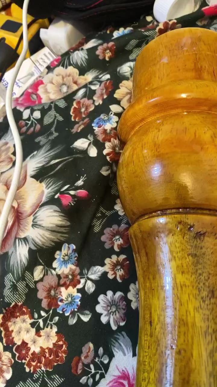 خشبه اصليه نوع الخشب سيسم اصلي فوووول على الفحص إذا مو جديدة وصوتها متعجبك تاخذها بلاش وهيه أصلا عزيزه علي بس عندي رجلي نكسرت 
ومحتاج ***********
