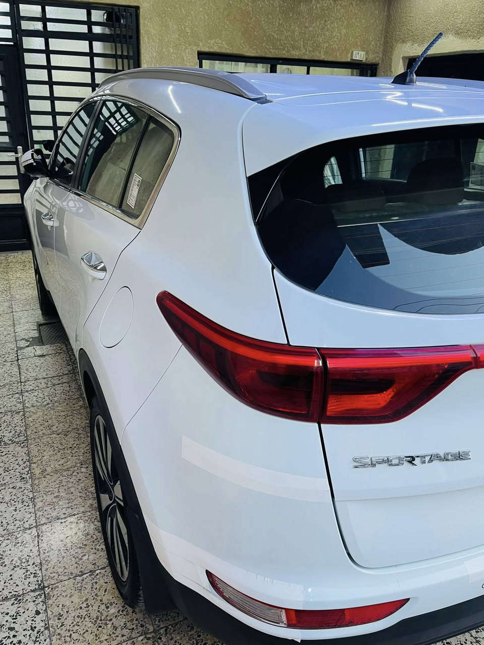 السلام عليكم
سبورتج ٢٠١٧  خليجي رقم بغداد باسمي 
كفاله عامة لا صبغ ولا بارد ولا تبديل حته دعاميات 
محرك ٢٠٠٠ دوش بلادي مامفتوح
كير بلادي مامفتوح
داخل بيجي 
مري شفط
قطعتين تبريد
حساس امامي
كامرة 
ماشيه ٩١ الف 
سيارة حيل نصيفه تجي وتشوفه
السعر ١٨٠ بيها مجال بسيط
مكاني بغداد حي العامل لاتصال ***********
