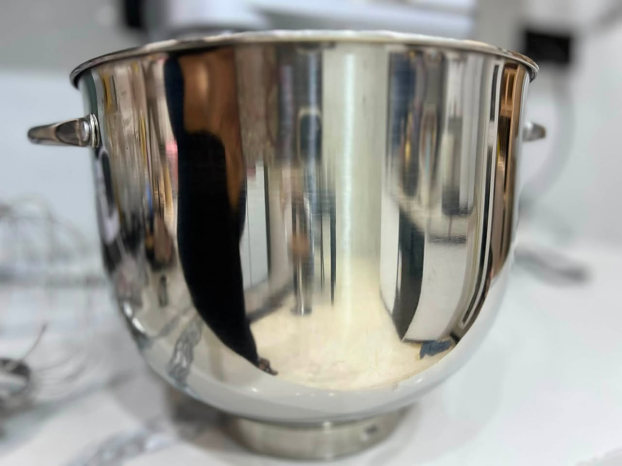 عجانة كهربائية (Stand Mixer) من ماركة Emblema، وتأتي مع وعاء ستانلس ستيل وعدة ملحقات للعجن والخفق.

الملحقات الموجودة:

* 🥣 وعاء ستانلس ستيل: لتحضير العجين والخلطات.
* 🪝 خطاف العجين: لعجن الخبز، المعجنات، والبيتزا.
* 🍰 المضرب المسطح (Flat Beater): لخلط الكيك، البسكويت، والخلطات الثقيلة.
* 🥚 مضرب سلك (Whisk): لخفق البيض، الكريمة، والخلطات الخفيفة.

الاستخدامات:

* عجن الخبز والصمون والبيتزا.
* تحضير عجينة الكيك والكب كيك.
* خفق الكريمة وبياض البيض.
* خلط البسكويت والحلويات.

المميزات الظاهرة:

* شاشة رقمية صغيرة للتحكم بالسرعة.
* عدة سرعات قابلة للتعديل.
* وعاء معدني كبير مناسب للكميات المتوسطة إلى الكبيرة.
* قاعدة ثابتة مع قفل (LOCK) لتثبيت الوعاء أثناء التشغيل.

**ملاحظة**
استخدام مرة واحدة الشراي فقط اتصال 📞 بالرقم 

‭***********‬
