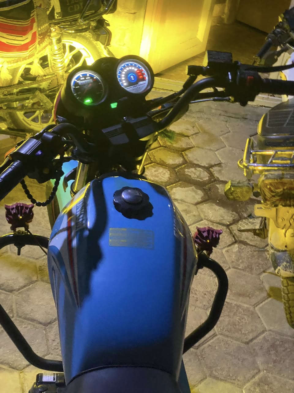 سلام عليكم شبابنه رمضان كريم عليكم
عندي ثنين لبيع دراجات عنواني كربلاء 

شاينك لون ازرق موديل 2025 سكنر
سيفان لون ابيض موديل 2024
 شغلات هندر سلف كهربائيات وحلوات
سعر مالتهم اتصل وتدلل 
***********
