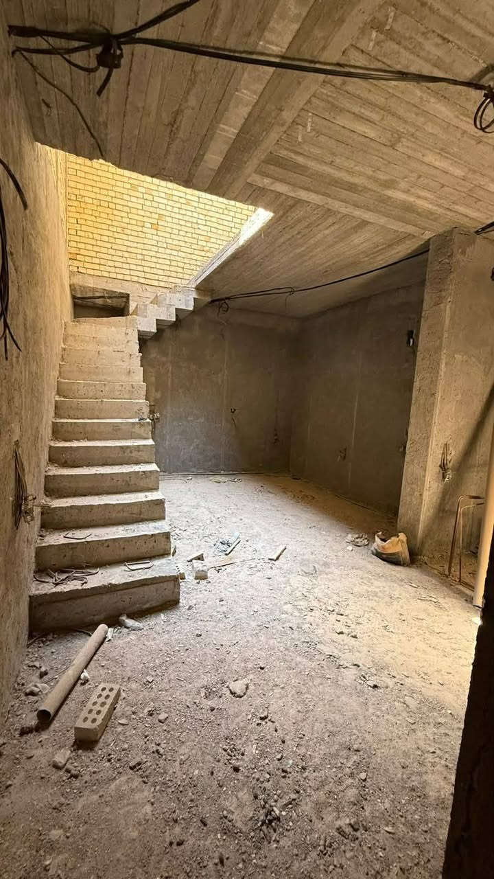 بيت معوز بيتونه ولبخ وارضيه 
 بحي ابو طالب 100م طابقين بي 3 غرف نوم اضافة للهول والاستقبال والمطبخ والصحيات
بناء درجه اولى مال جناي وايس تجاري
مطلوب على الاسكان 40 مليون
القسط الشهري 230 الف
التطلوعه 120وبيها مجال  مندوبه اخذ عموله من طرفين  حي ابو طالب


**إذا كنت صاحب هذا الإعلان وتريد حذفه لأي سبب، رجاءا أرسل رسالة إلى الدعم الفني**