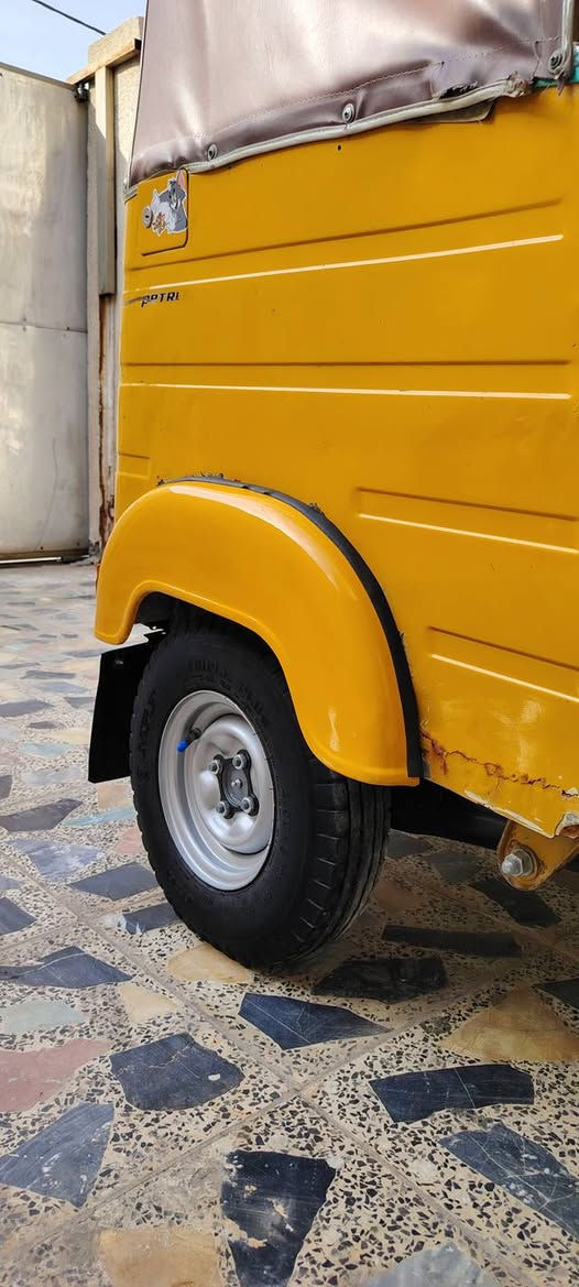 سلام عليكم تكنك للبيع 18 مكفوله من الظربه ولصبغ بس شويه بلغد منجوه ولباقي كفاله رقم نكليزي تحويل ثاني يوم  تكتك جديده كهربايات كلهه شغاله دبلات جددماشه جديده مكاني بغداد البلديات الزراعي سعر5وستميه تصال فقط عسيم كارت
***********
