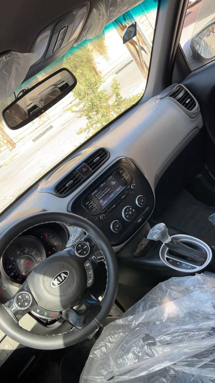 كيا صول 2017 امريكا
مكينته 1600
السعر 105
رقم بصره ابسمي تحويل 
كفاله كير مكينه تبريد 
حادثها بيبان ثنين صفحه العبري 
رقم ***********
