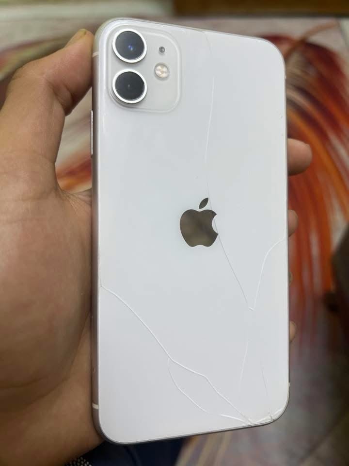 ايفون 11 نضيف مامفتوح ولامبدل بي شي شرط ذاكره 128 بطاريه 96 أمريكي فيس ايدي شغال كلشي شغال مابي نقص سعره 230 وبي مجال حك الجيه