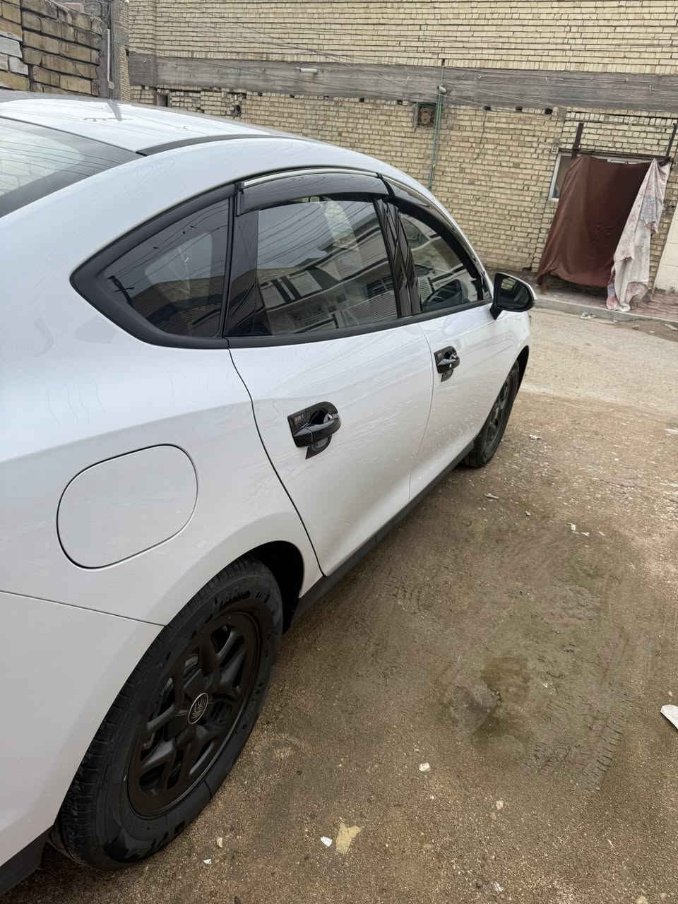 السلام عليكم 
بي واي دي كن بلاس ماشيه ٢٠٠٠
مبدل دهن وكاعيات ومطريات 
ويدات بوب-طاسه باب 
فرشه دشبول امامي وخلفي 
سياره مرتبه ع آخر حبايه 
بعدها زيرو مرقم بغداد بسمي 
السعر ١٨ بسعر السوك 
والي يكول ليش تبيع امانه الله محتاج فلوس 
والميعجبه السعر يعبر المنشور 
*********** بغداد المحموديه
