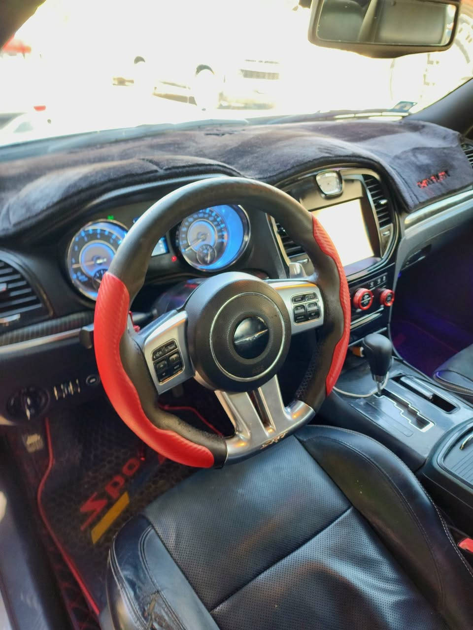 كرايسلر اوباما 2012 300C SRT محرك هيمي 8 سلندر 6400 فول مواصفات رقم بغداد بأسمي الهزه مامنتهيه حادثها دعاميه وقليل بالجاملغ الخلفي بس الهلال فوك التاير   وشخط بالباب الخلفي  تخم تاير جديد  كير ومحرك وحداديه  جيد جداً   كشنات جلد كهرباء تدفئه وتبريد خزن ميموري بانورما شاشه كبيره شفتات  بدون اي نقص  السعر 160$  وبيها مجال قليل  مكاني بغداد حي الاعلام  ***********
