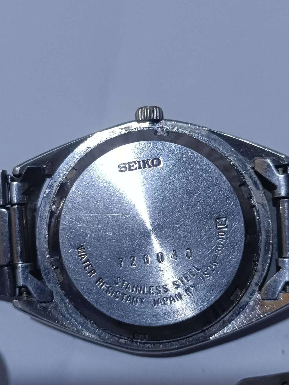سايكو يابانية أصلية، أوتوماتيك (ميكانيكية).
الحركة: Automatic (تعمل بالحركة – لا بطارية)
عدد الجواهر: 21 Jewels
الوظائف:
ساعة / دقيقة / ثانية
يوم + تاريخ (Day-Date)
لغة اليوم: إنجليزي (MON ظاهر بالصورة)
الزجاج: أكريليك (واضح عليه خدوش خفيفة – طبيعي لعمرها)رقم العلبة / الحركة: 7280
الرقم التسلسلي: 728040
صنع في: Japan
الخلفية: Stainless Steel
مقاومة الماء: Water Resistant (مقاومة خفيفة، ليست للسباحة)
تعود غالبًا إلى أواخر السبعينات – بداية الثمانينات
(Seiko 7280 كانت شائعة في تلك الفترة)
الحالة مستعملة مع آثار عمر طبيعية
السوار ستانلس أصلي أو قديم
تحتاج تلميع خفيف وخدمة (تنظيف حركة) لتعمل بدقة أفضل
(الرقم *********** في بس واتساب)
والسعر 150بيه مجال
