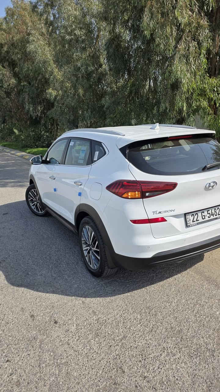 توكسن موديل 2019 خليجي كوري  بصمة وشاشة وكاميره وكشنات ٢ كهرباء تحكمات ستيرن جهتين نظام سبورت ونورمال وايكو حاجب لد وبك لايت لد وكشافات لد ومراة كهرباء وإشاره بلمرايه ومراة قابل للطي واضواء ترحيب عن قرب يدات نيكل شحن واير ليس قطعتين تبريد دبل مناخ منفصل حساسات أمامي وخلفي مانع انزلاق وبعد هواي مواصفات السيارة جديدة خااام ماشيه ٧٤ ألف فقط مع طخم تايرات جديد سبير ما نازل محرك ٢٠  دوش برغي ما مفتوح شرط سيارة جديده وجاهزه بدون صبغ السعر ١٩٥$ وبيها مجال مكاني الموصل المجموعة الثقافية للإستفسار 
***********
***********
