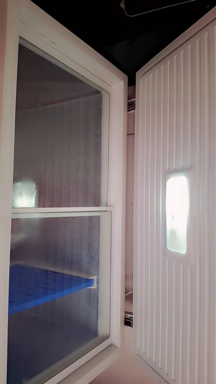 السلام عليكم مجمدة نوع دنكا استعمال قليل نضيفه ٢٠٠ الف الاتصال ***********
