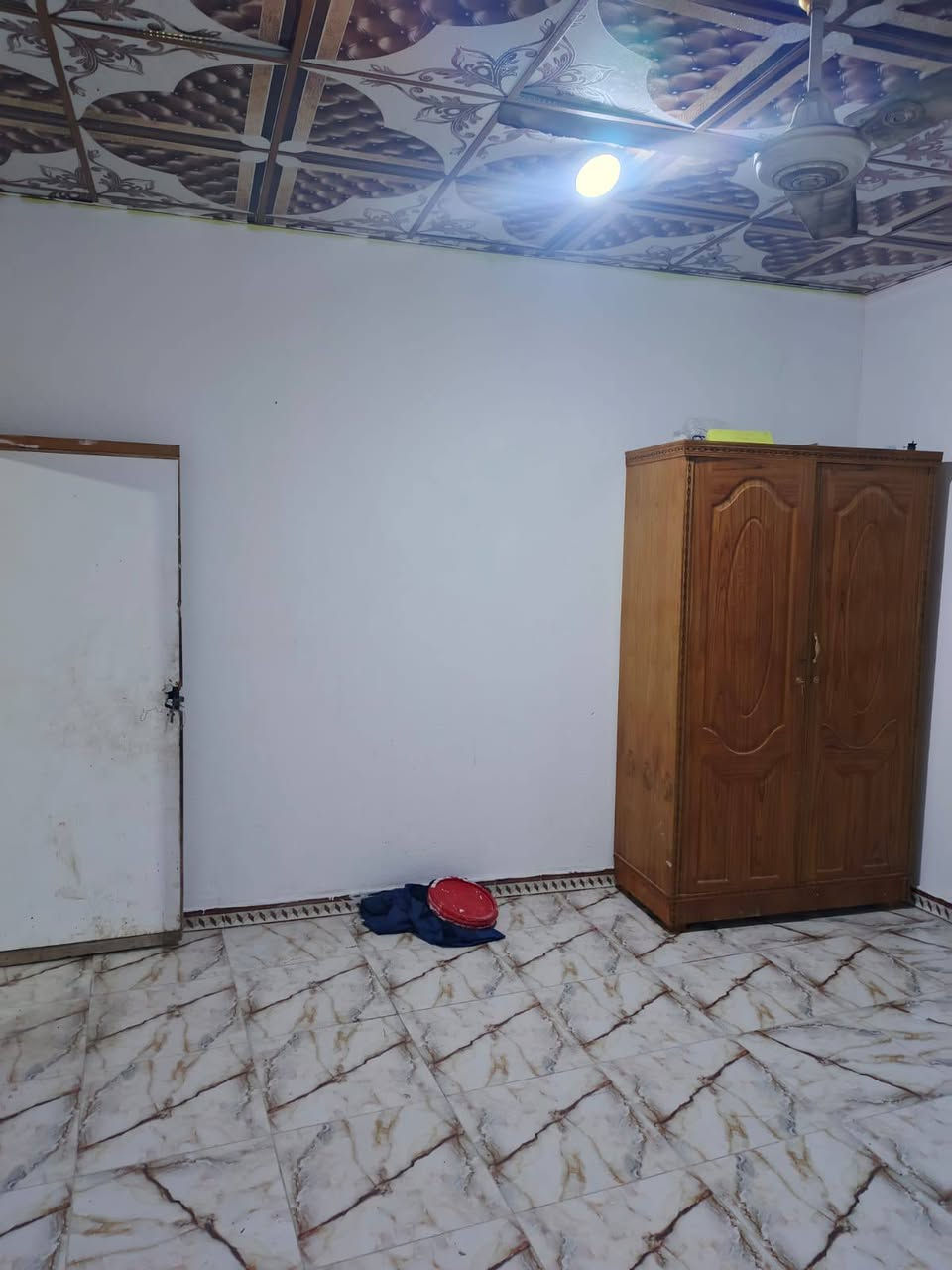 ألسلام عليكم ورحمة ألله وبركاته 👋 
للاستفسار : ***********
توفر دار سكن للبيع 🏭 
مساحة البيت200
على شارع تبليط مباشراً 10م
جميع الخدمات متوفره
مدارس أهليه حكوميه 
مستوصف كلشي قريب عليك
محتويات البيت⬇️
دوانيه
وصاله
وغرف عدد 2
مطبخ
صحيات خارجي + داخلي

طابق ثاني هيكل ⬇️
صاله
غرف نوم عدد 2

نوع العقار طابو زراعي عراقي
سند 25
العنوان : البصره أبي لخصيب 
طريق ألوسطي مقابيل مدرسة طيور لخصيب لاهليه
يبعد عن طريق ألوسطي  رئيسي مسافه 40 م

سعر ألبيت 78 مليون وبي مجال
للاستفسار ***********
