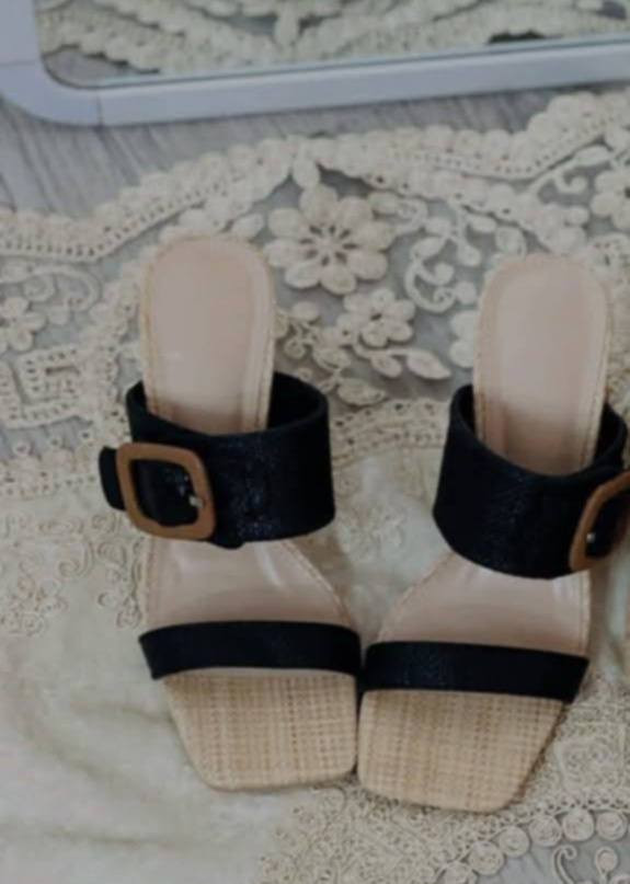 قطعتين جدد غير مستخدمات قياس 37بس ماصارن عليه
سعرهن 17اثنينهن


**إذا كنت صاحب هذا الإعلان وتريد حذفه لأي سبب، رجاءا أرسل رسالة إلى الدعم الفني**