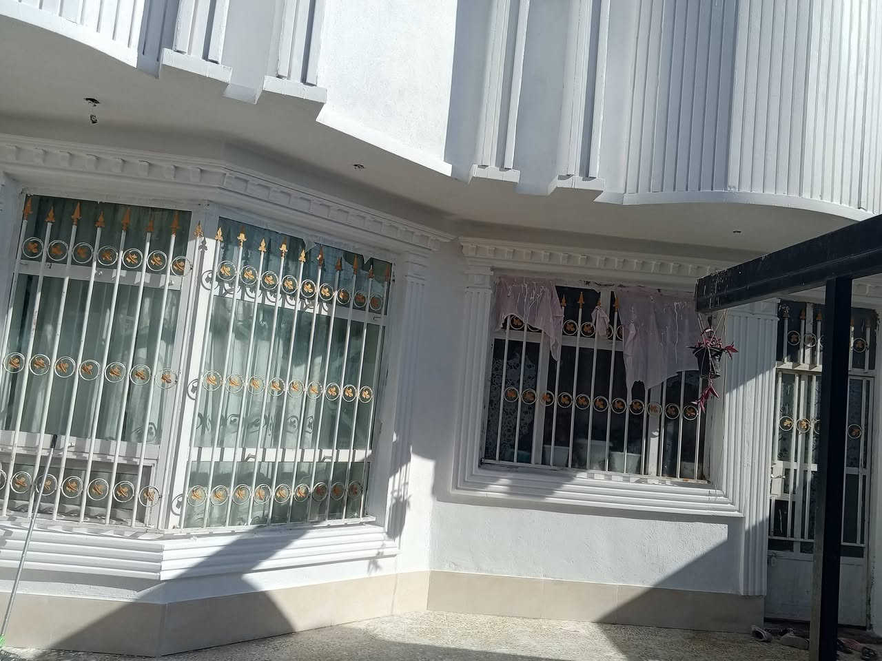 جزء من عملي واجهيات والبخ ونثر مواد وعمل بل قساد ***********  ***********
