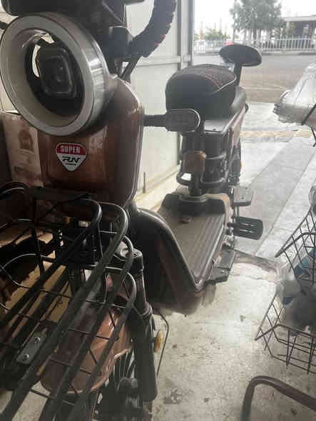 بايسكل شحن للبيع جديد صارله اسبوع ماخذه بس يحتاج تصليح صار بي حادث بصيط يحتاجله بريكات ويل كدام فقط
 بي اشاير يمين يسار و بي هورن 
و الضوه يشتغل  و بي بلوتوث و مكان شاحنه 
موديل:2024

نوعيه : كوري MR

سرعته: 85 

يمشي كيلو متر : 48

السعر  :٣٠٠ وبي مجال***********
***********
