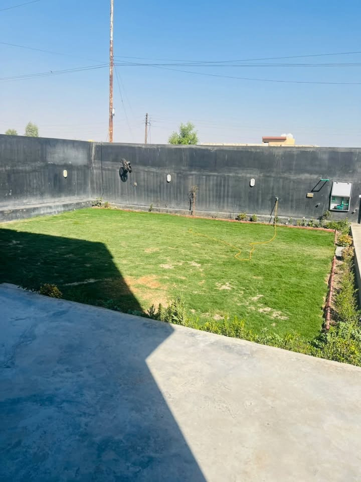 سلام عليكم يوجد دار للبيع 520م الموقع المدائن حي شهداء خلف جامع قباء خدمات كامله تبليط وماي وكهرباء ونترنت بناء مرتب قاطين 4غرف وستقبال ومطبخ 3صحيات فوك وجوه وبره  علما ان البناء بلوك كلب مو هذا العادي وحديقه وطرمه تتسع سيارتين منور وره البيت وبصف البيت 5متر عرض شغل درجه اوله 
زراعي 117 مقدم بي معامله تطويب  مستلم بي خريطه تعال احجيلك تفاصيل كامله 
سعر مناسب *********** تعال واتساب وشرحلك كامل تفاصيل وسعر  علما اني صاحب الدار

