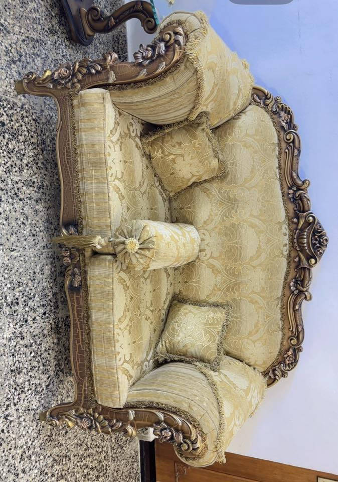 السلام عليكم عندي غراض مستعملة استخدام جدآ قليل اخو الجديد
1-غسالة صحون منضدية مصار شهر من اخذناهة
2- تخم قنفات تركي درجة اولى استخدام قليل جدآ 9 مقاعد  منفصلة 
 3-بوفية 3 قطع كل قطعة بابين نضيفات كلش 
اسعار مناسبة
مكاني الغزالية ***********
