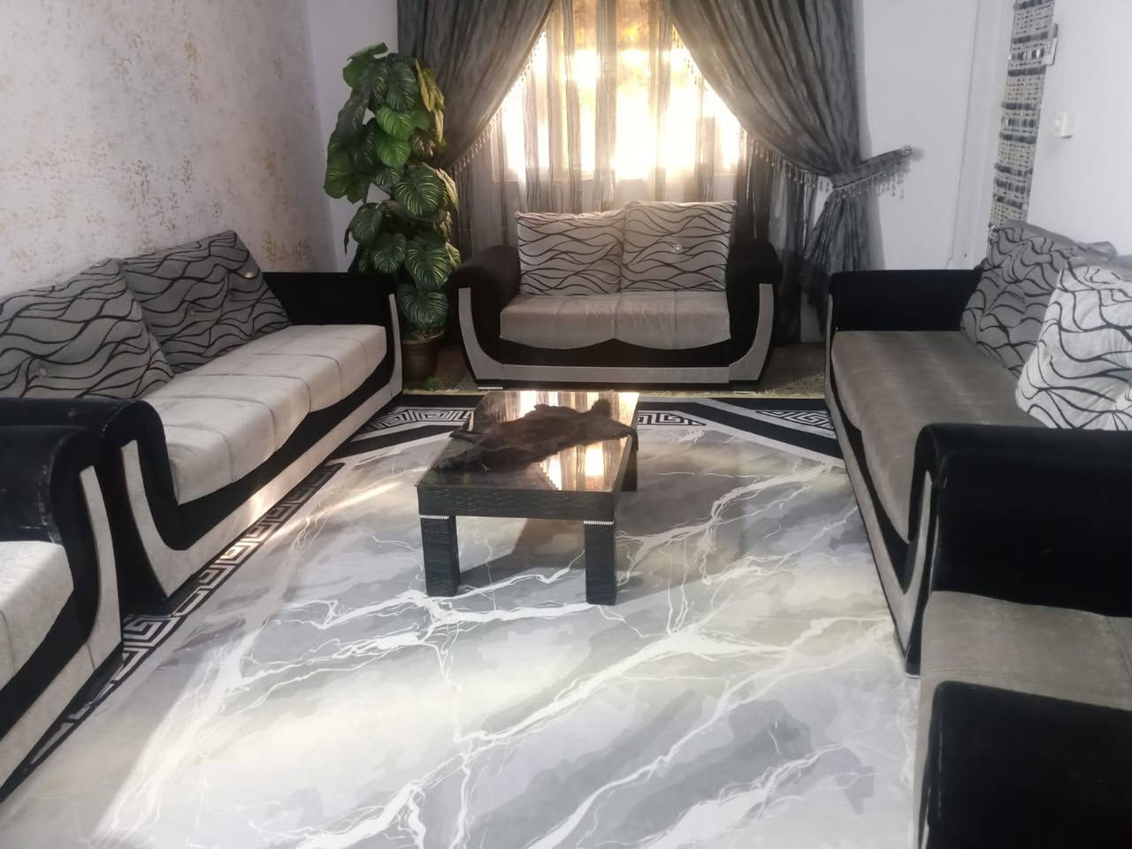 تخم قنفات مع برده وسيت طبلات وسجاده نظافه  مثل مامبين بالصوره السعره ٥٠٠ الف عنوان خور الزبير شارع علويه رقم ***********
