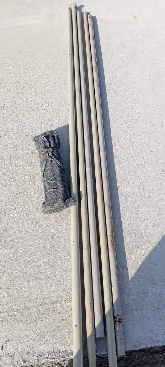 السلام عليكم 
خيمة للبيع
بعدها بالغلاف هسة فتحتها
مكونة من قطعتين 
وكل غراضها كاملة.. 
السعر 350
للتفاصيل
 ***********
