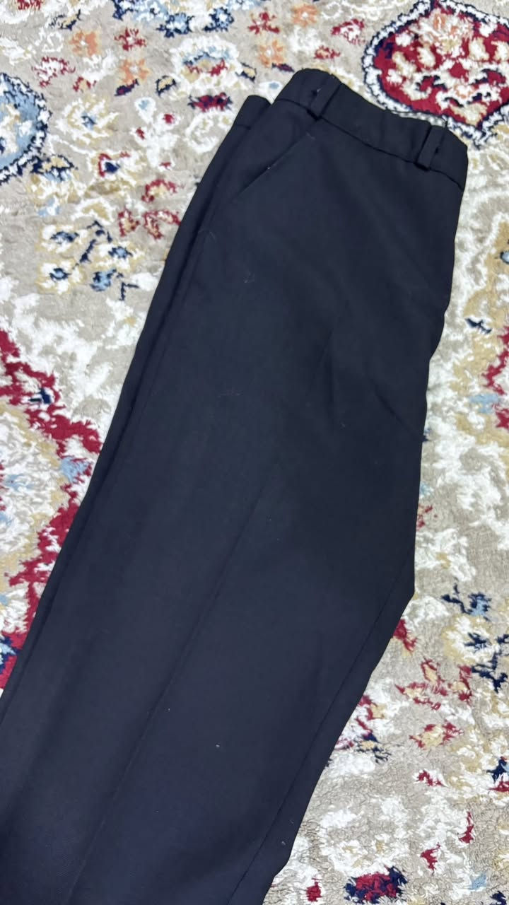 بنطرون قماش اسود 🖤 كصة عدلة 
الطول (105 )
الخصر ( 43 )
 الحجل (20)
الفخذ (28)
 السعر 10 الف 
يوجد توصيل لكل المحافظات  👔📦
للأستفسار خاص او على الرقم ***********📞
