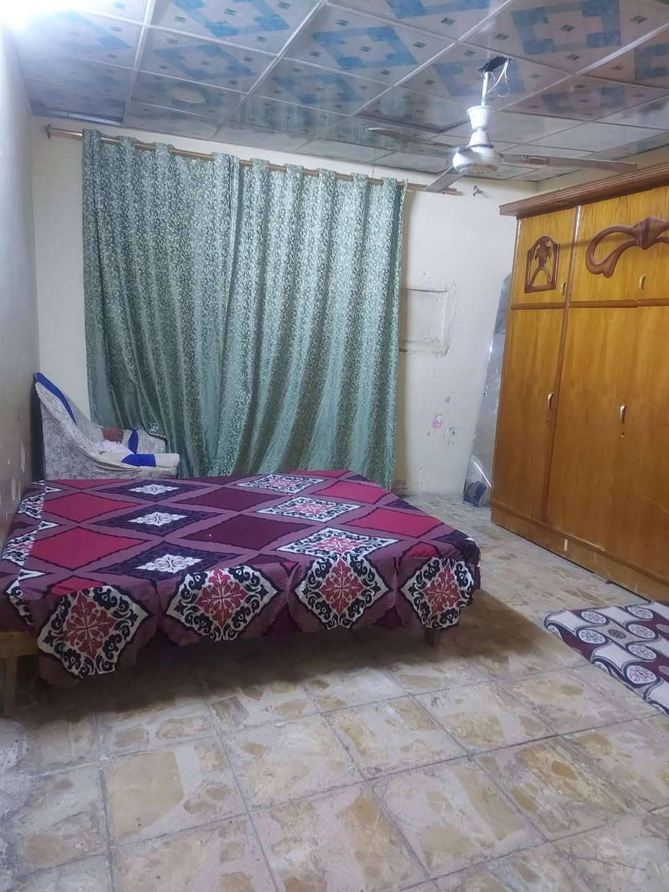 سلام عليكم بيت للبيع طابو زراعي 130متر فرعي خلف قاعت اوسكار ***********سعر 85وبي مجال تصال عله  هاتف  يحتوي البيت عله صاله وطبخ وغرفه جوه الفوك غرفتين نوم

