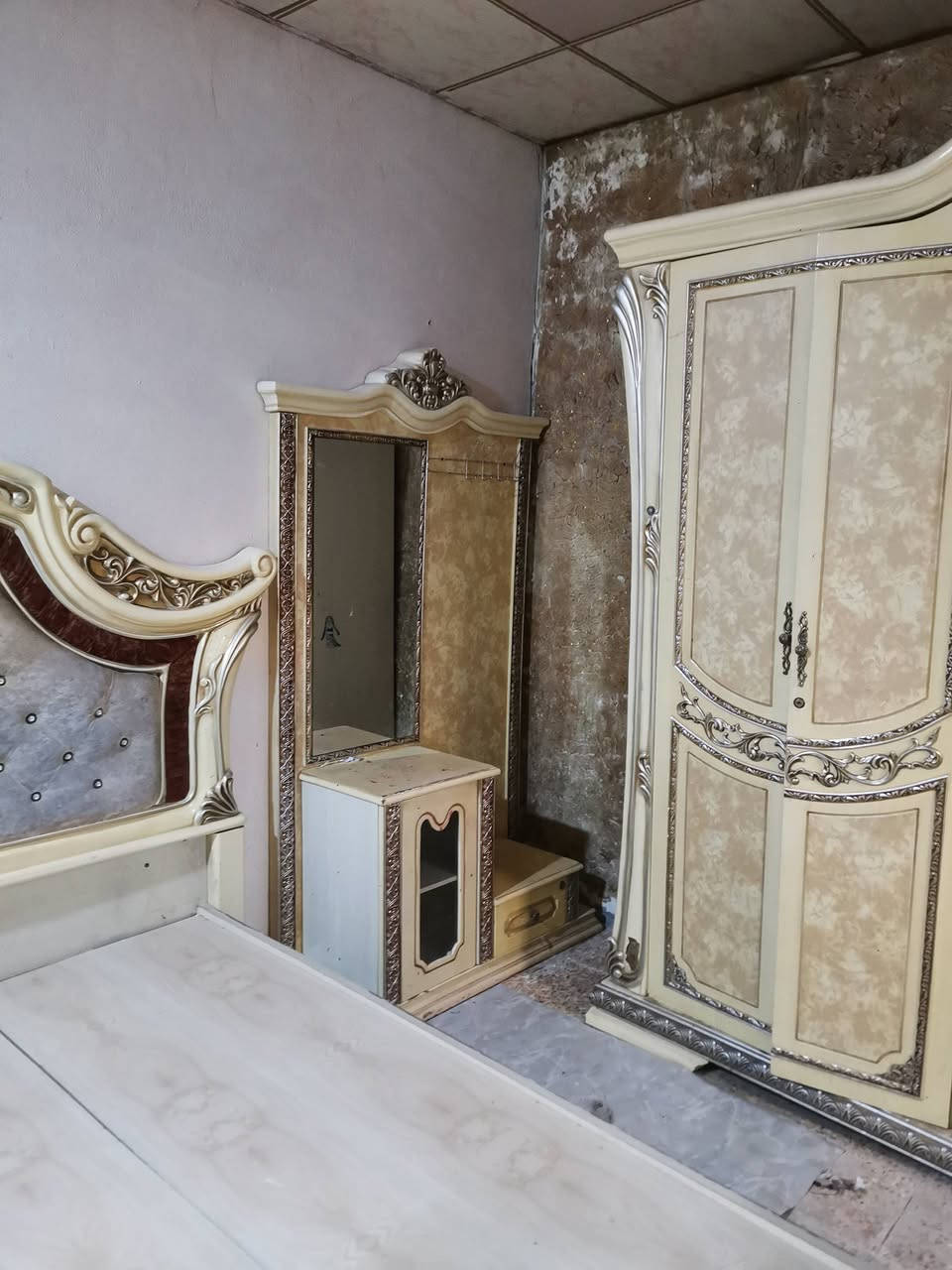 غرفة نوم للبيع ايطالي اربع قطع جربايه وكنتور ٦ بيبان وزاوية ملابس وميز مجرات السعر ١٥٠ الف قفل العنوان ابي الخصيب العوجه هاتف واتس اب ***********
