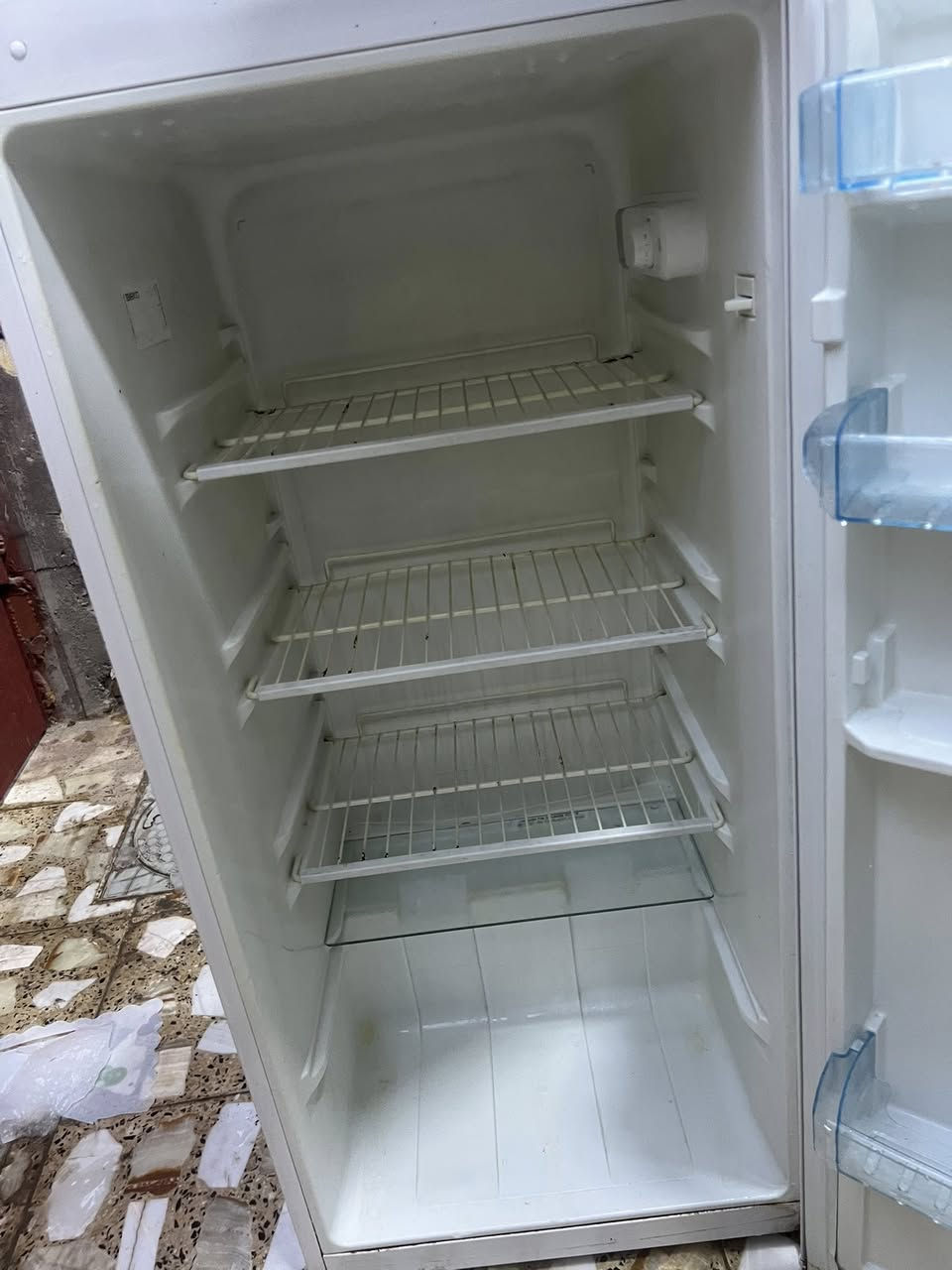 السلام عليكم ثلاجه كلش نظيفه سعر100 الف ***********
