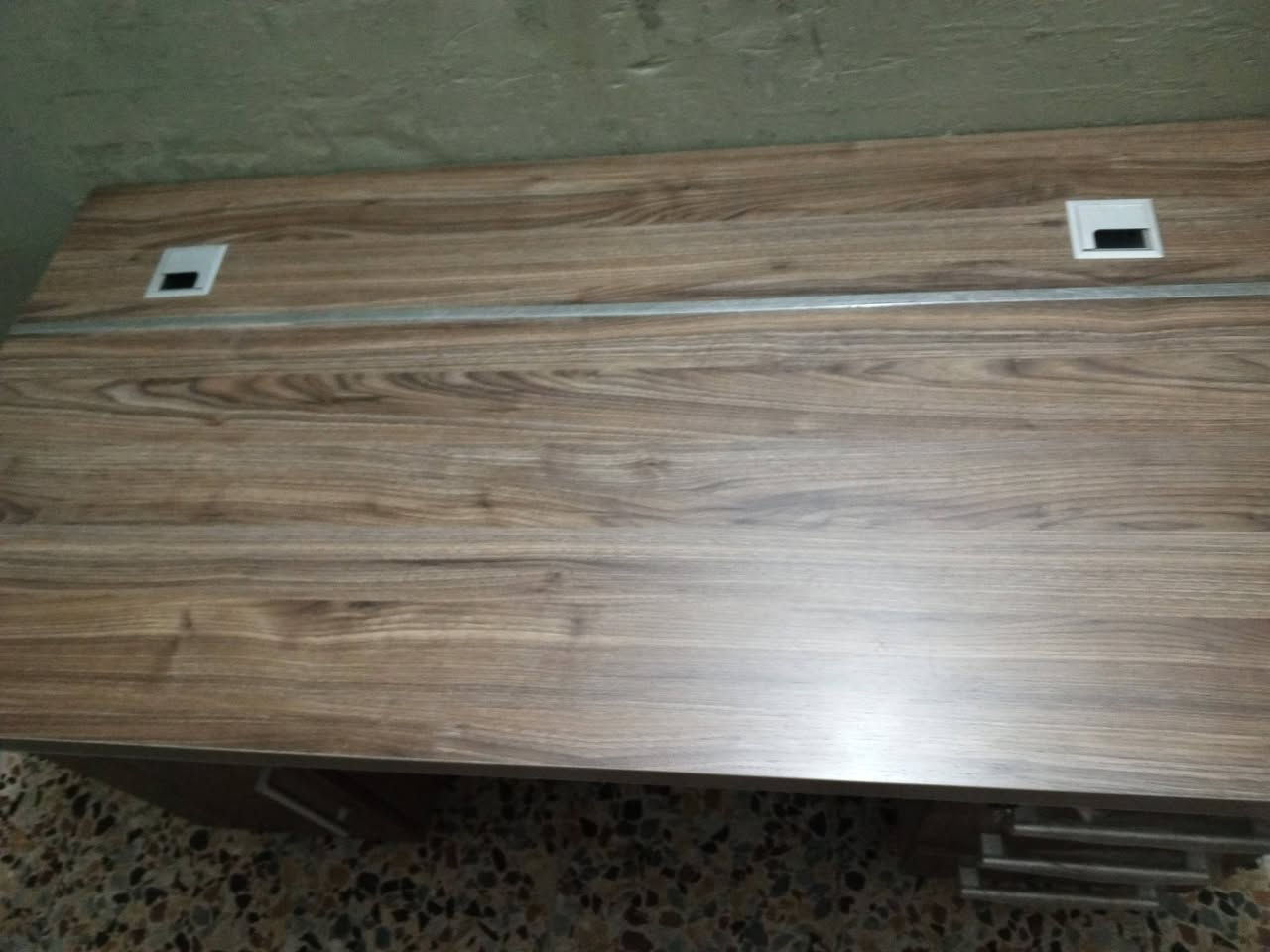 ميز مكتبي تركي البيع بي ضرر خفيف  اثر نقل سعر 100 وبي مجال  مكاني بغداد حي العامل ***********
